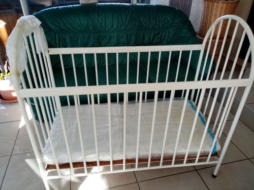 Ancien lit bebe a - ,