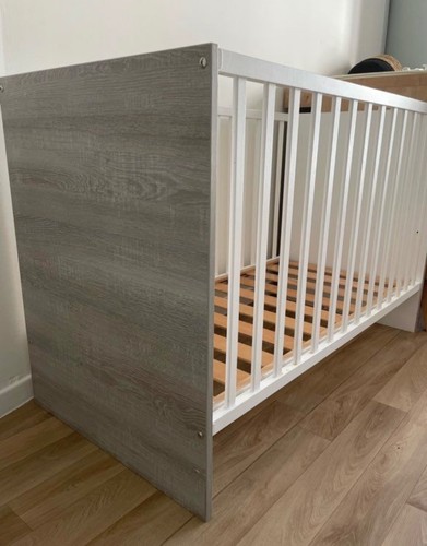 Lit barreau bébé - lit, a